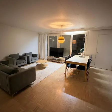 Quiet In A Great Location! דירה קמפלה