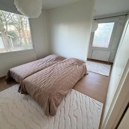 Quiet In A Great Location! קמפלה