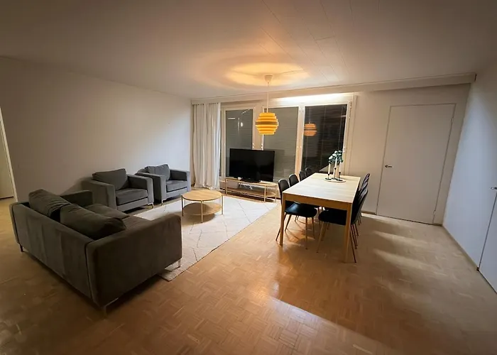 Quiet In A Great Location! דירה קמפלה