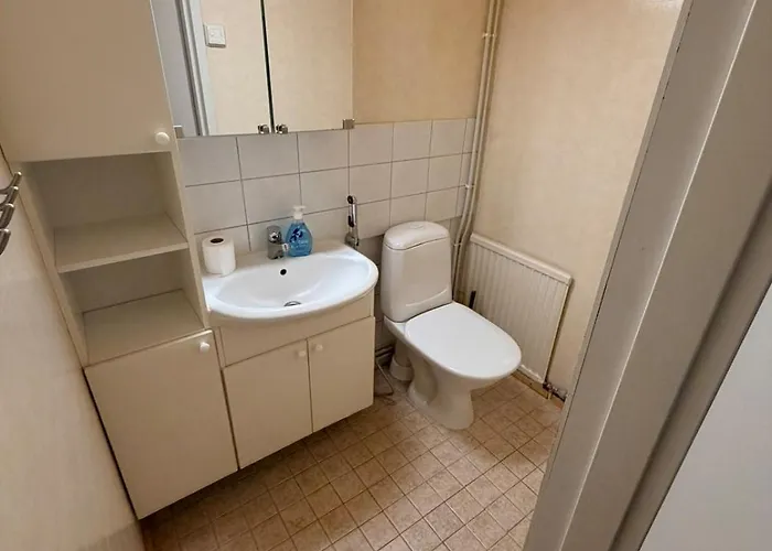 Quiet In A Great Location! קמפלה