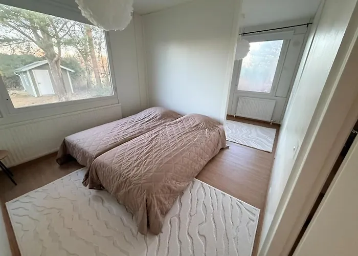 Quiet In A Great Location! קמפלה